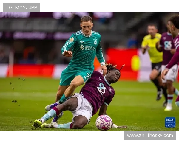利物浦对阵伯恩利雨战：球迷看台抗议门票涨价